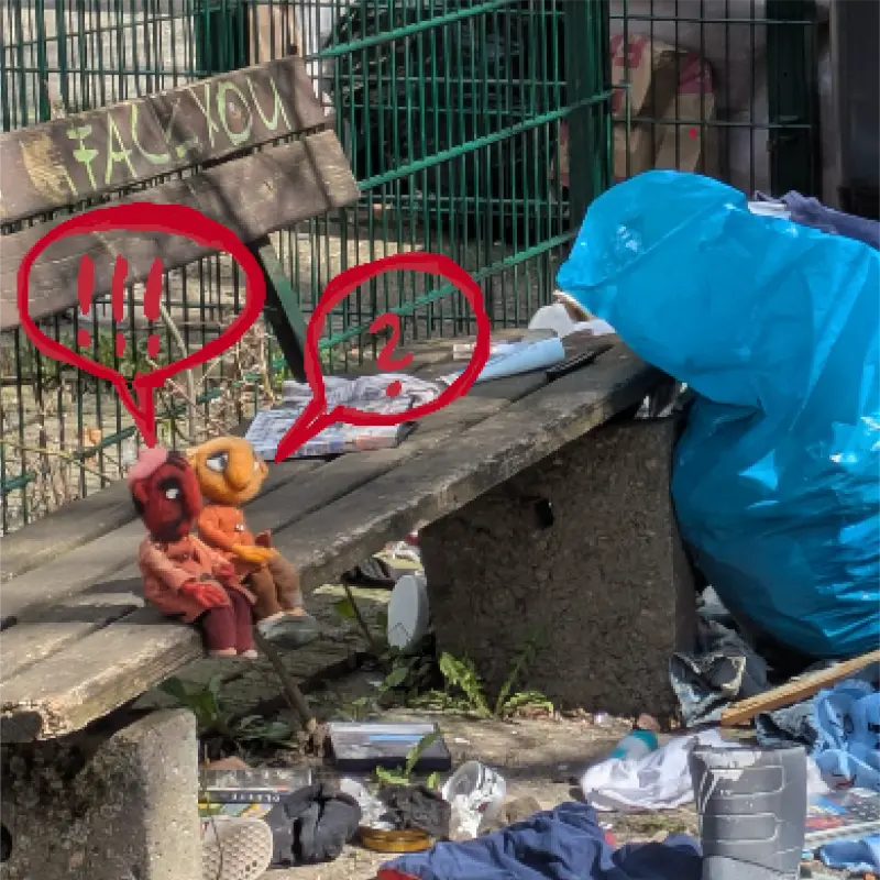 Zwei Puppen auf einer Bank in der Nähe von verschüttetem Müll, mit einem Ausrufezeichen und einem Fragezeichen in einer Sprechblase